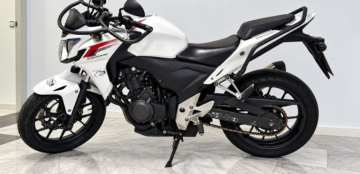 Moto de prácticas Honda CB500F de Autoescuela Marca L para los permisos A2 y A